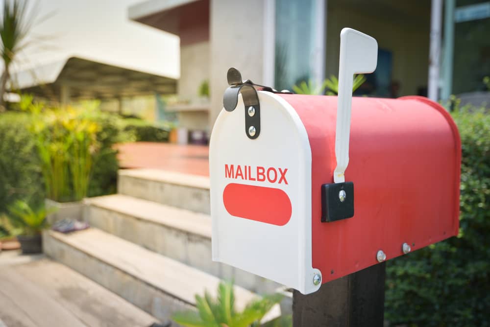住宅街に位置する郵便受けの画像。キャバクラで給料未払いが起きたら郵便粒が増えそう。