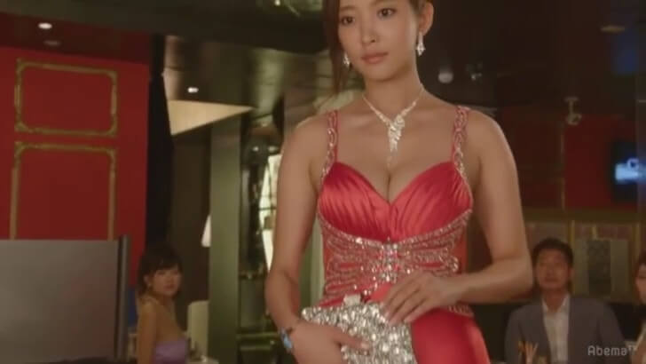 【ハケンのキャバ嬢・彩華】夏菜着用、赤いロングキャバドレスはティカの1着！｜第一話