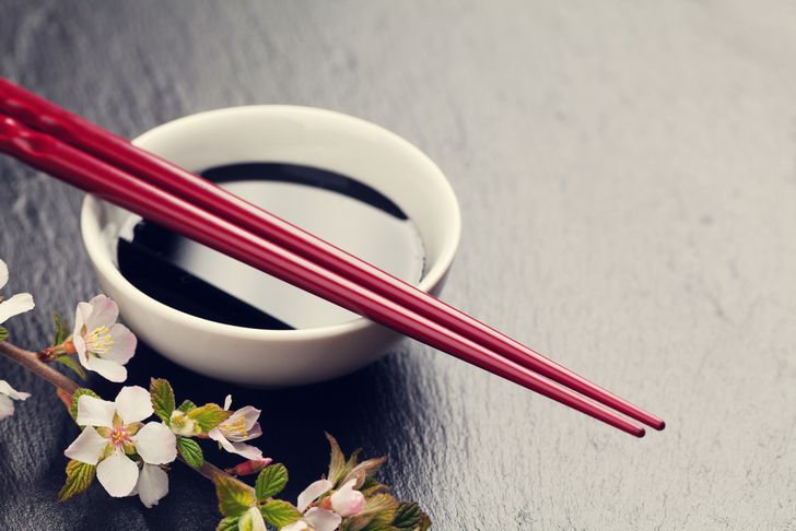 キャバクラ同伴の寿司は、箸の使い方が出ますよね。画像は、醤油皿の上に置かれた箸と花。